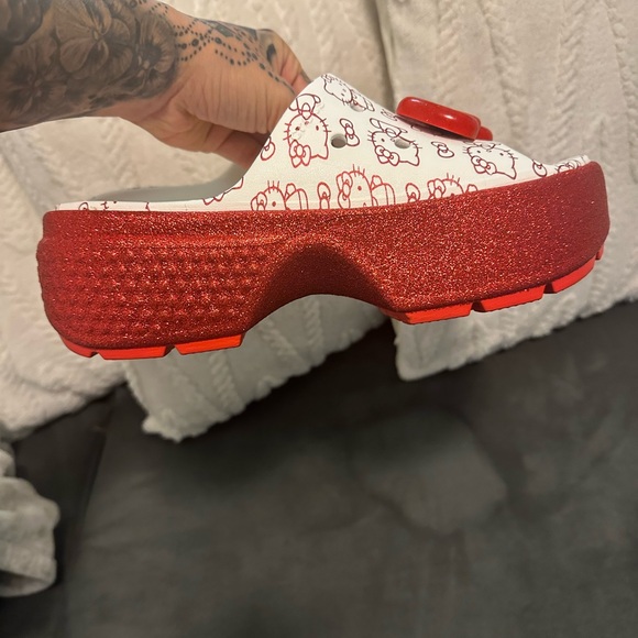 Hello Kitty Crocs - Picture 5 of 6